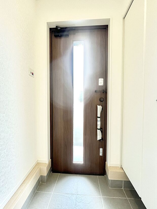 明るい玄関はお客様をお出迎えするのにぴったりです！ 