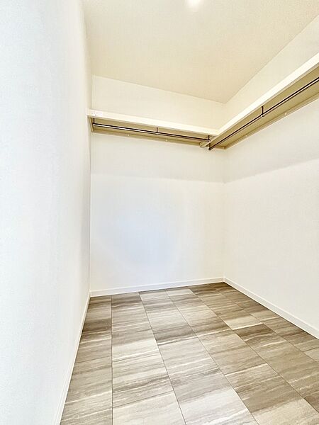 ウォークインクローゼットの活用で生活空間スッキリ