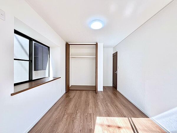 お子さまのお部屋としても！衣類の整理整頓に便利なクローゼット付きの洋室。