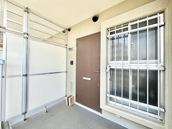 シンプルで落ち着いた雰囲気の玄関周り