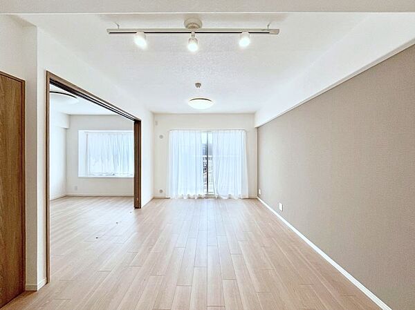 自然光が取り込まれ、家族団らんの場所を明るく演出