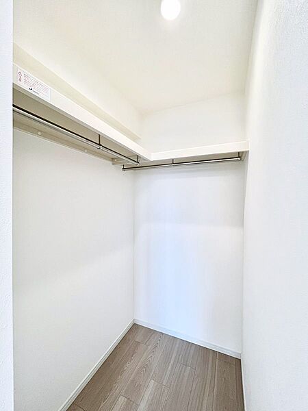衣類をハンガーに掛けたまま収納できるWIC。衣類の整理整頓がしやすくて便利です！