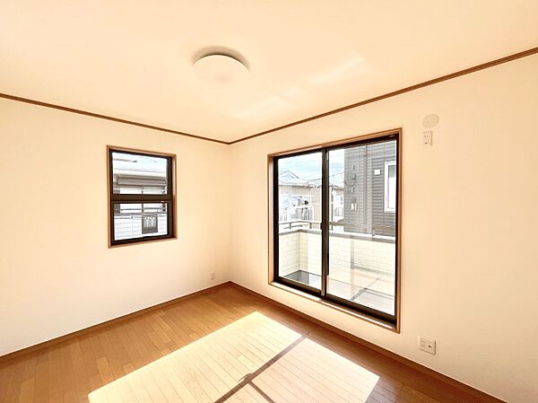 2面採光で気持ちよく自然光が取り入れられるのでお子様のお部屋にもピッタリ