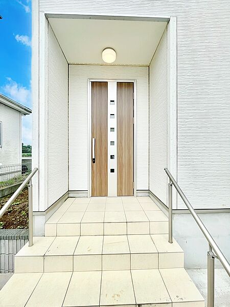 玄関前は雨が降っても濡れにくい屋根付き　