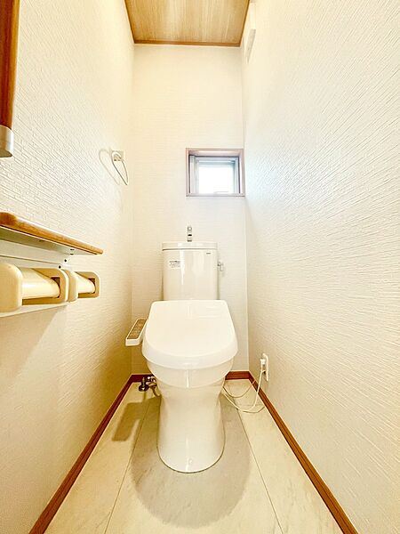 明るく清潔感のあるトイレです。 　