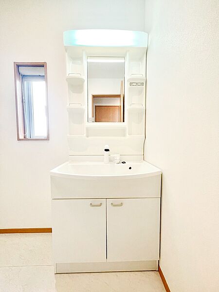 収納力と機能性に優れた洗面化粧台　