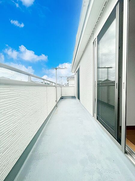 ゆったりバルコニーだから沢山お洗濯ものを干せます。
