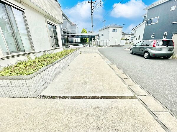 3台駐車できるゆとりのカースペース！　