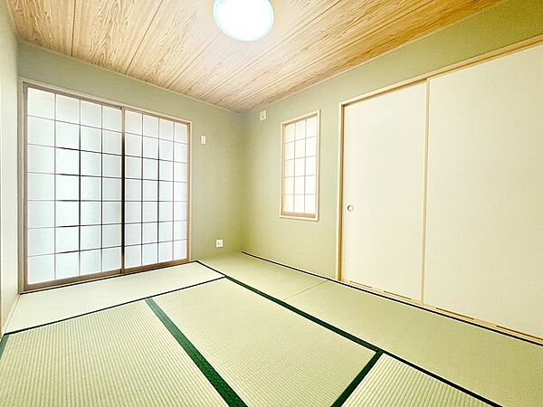 リビングと隣り合っている和室。ほっと一息できる和の空間も忘れずに。 　
