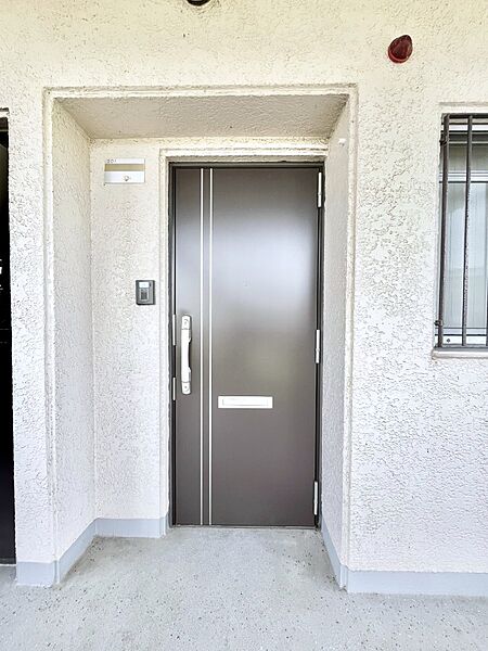 シンプルで落ち着いた雰囲気の玄関周り