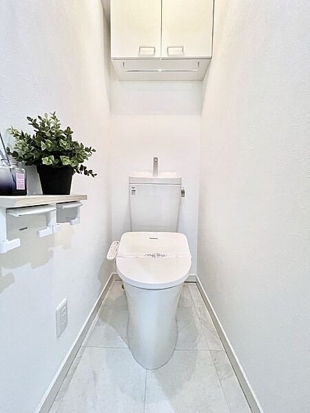 明るく清潔感のあるトイレです。