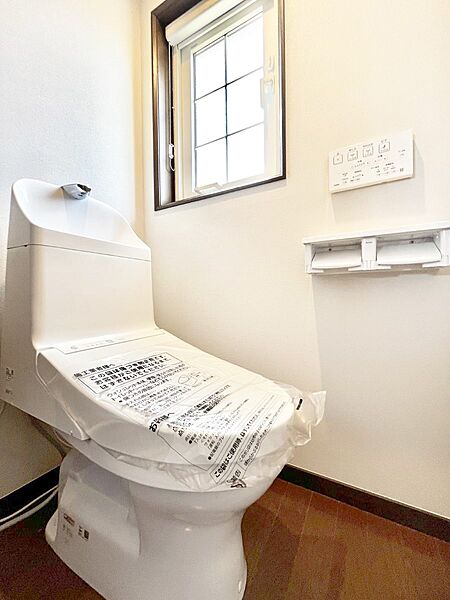 明るく清潔感のあるトイレです。