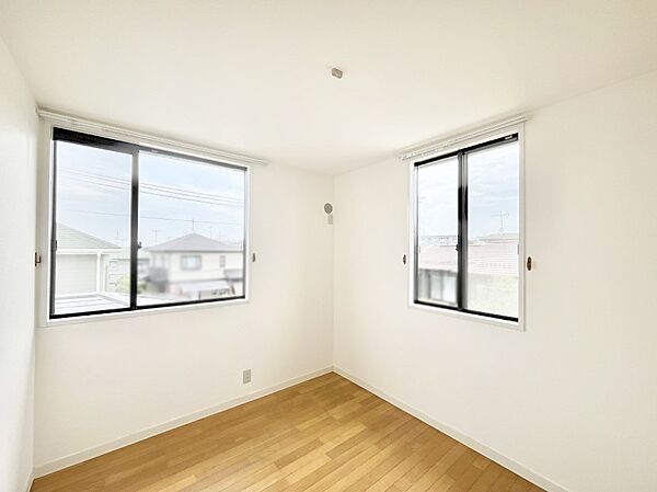 2面採光なので、明るく風通しも良く心地良い生活が送れます。