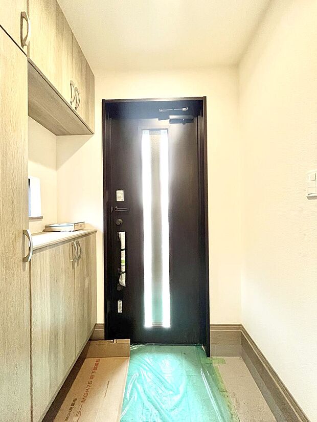 明るい玄関はお客様をお出迎えするのにぴったりです!
