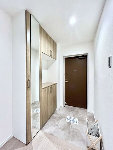 ミラー付きシューズボックスはお出かけ前の身だしなみチェックに便利
