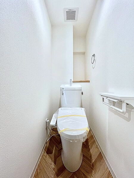 明るく清潔感のあるトイレです。