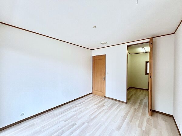 ウォークインクローゼットがあるお部屋。季節ごとの入れ替えも不要で便利です！