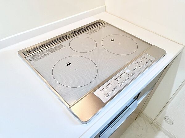 IHクッキングヒーターは天板の調理面がフラットなので調理後はサッと一拭きするだけ！