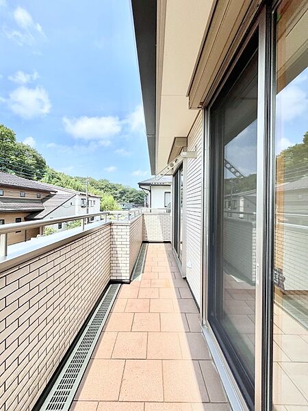 暖かな陽光が降り注ぐバルコニーはお洗濯におすすめ。爽やかな風も心地よいです。