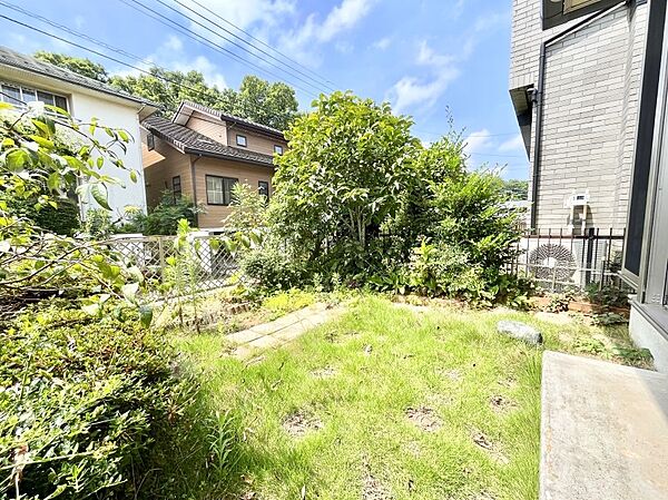 ガーデニングや家庭菜園も楽しめるお庭付き。