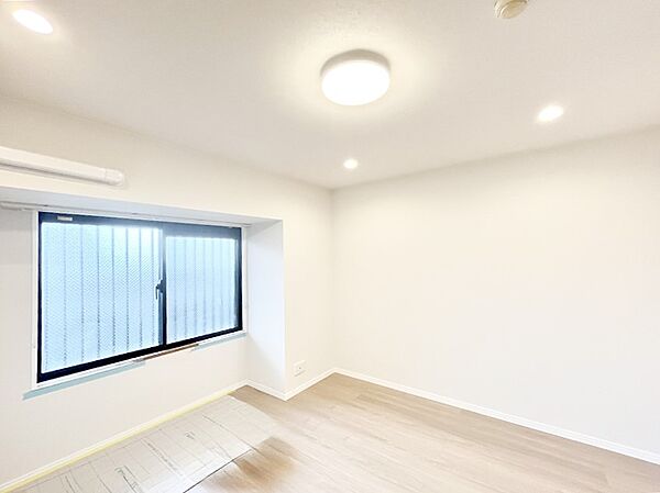 窓からのやさしい光が心地よいプライベートルーム