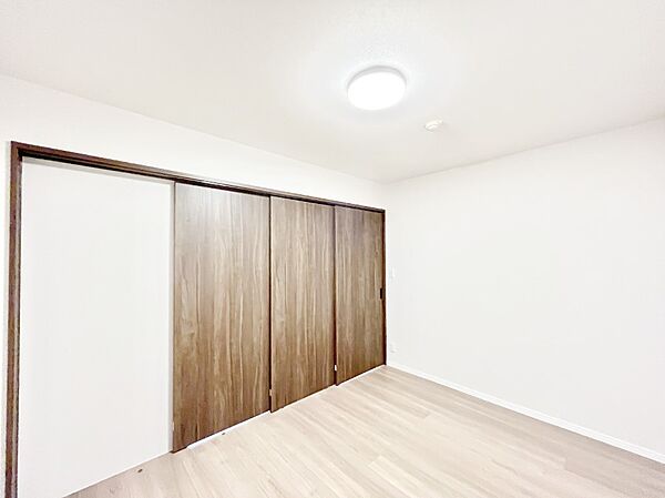 リビングに隣接した洋室。引き戸を開放するとリビングと繋がる憩いの空間に変身！　