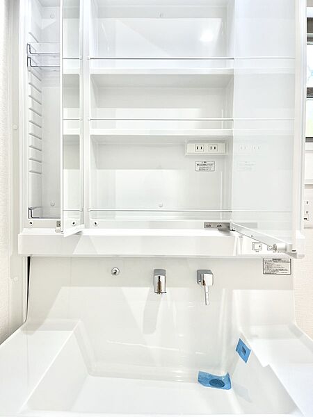 三面鏡の裏に、化粧品や衛生用品などを収納可能。洗面台をすっきりと保ちます！