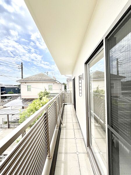 暖かな陽光が降り注ぐバルコニーはお洗濯におすすめ。爽やかな風も心地よいです。