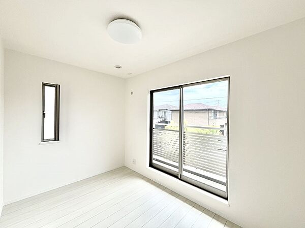 バルコニーが開放感をプラスしてくれる洋室