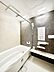 浴室：一日の疲れを癒してくれる明るい清潔感のあるバスルーム 