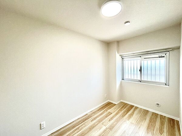 窓からのやさしい光が心地よいプライベートルーム