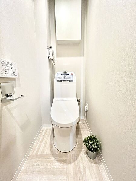 明るく清潔感のあるトイレです。
