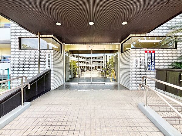 外観 綺麗なエントランスは、居住者を優しく迎えいれてくれます