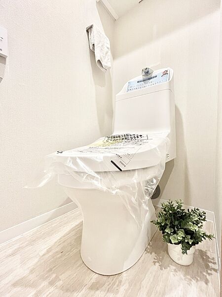 明るく清潔感のあるトイレです。
