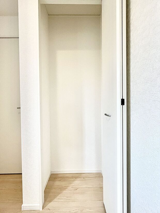 廊下収納。掃除道具や季節の小物を収納することができます。