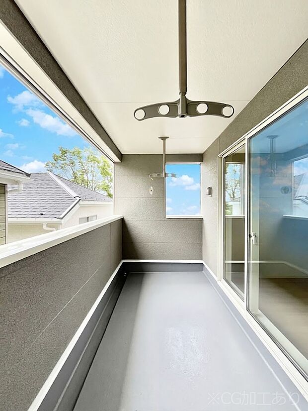 2部屋から出入りできるバルコニーで毎日のお洗濯やお布団干しもラクラク快適に!