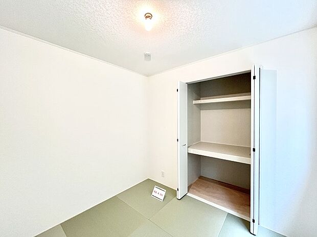 柔らかい畳の空間は、お子様の遊び場や来客時のおもてなしの場所として重宝します。 