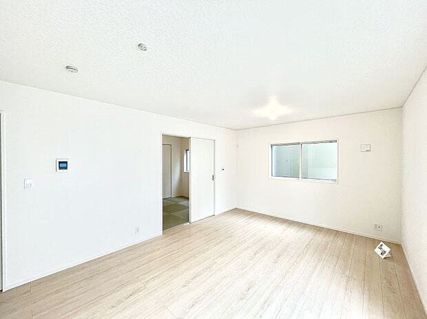 家族の笑顔が自然と生まれてくる、そんな雰囲気のダイニングに仕上がっています。