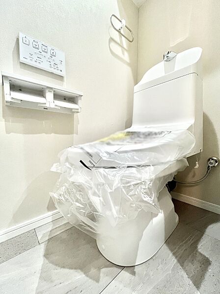 明るく清潔感のあるトイレです。