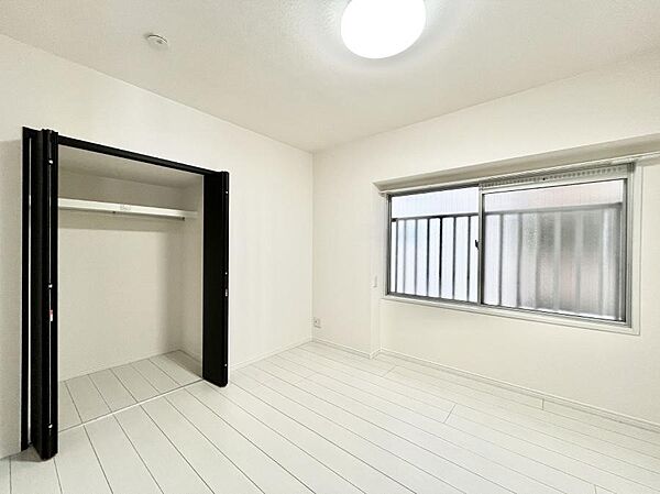 お子さまのお部屋としても！衣類の整理整頓に便利なクローゼット付きの洋室。