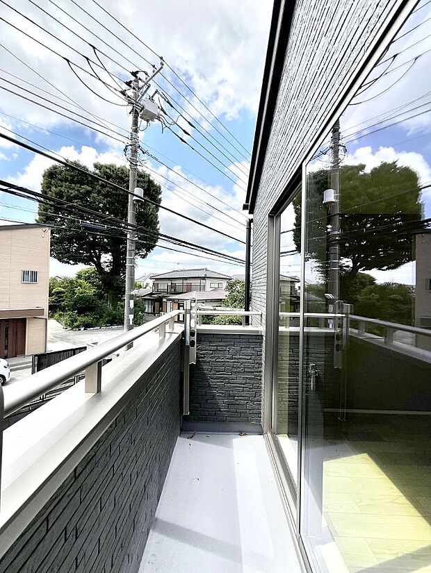 暖かな陽光が降り注ぐバルコニーはお洗濯におすすめ。爽やかな風も心地よいです。 