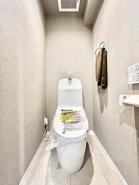 明るく清潔感のあるトイレです。