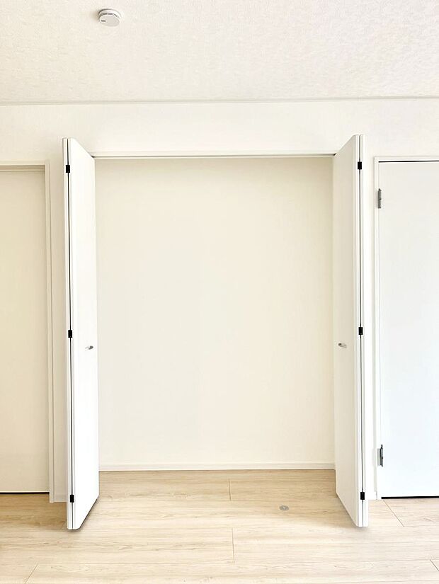 リビング収納。ここに収納があると物が集まるLDKがスッキリ片付きそうですね。