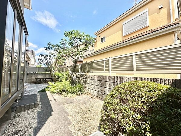 住まいに明るい光と開放感を演出してくれる庭スペース付き！