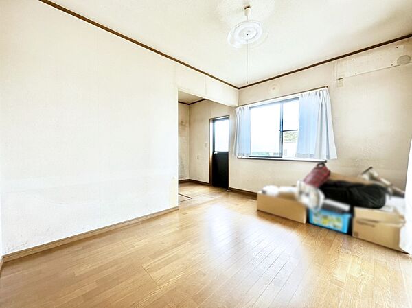 ナチュラルテイストの優しく柔らかい色使いのフローリングが素敵なリビング。