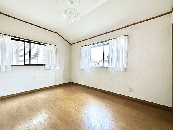 2面採光の洋室。窓から入り込む陽光がお部屋全体を優しく包み込みます！