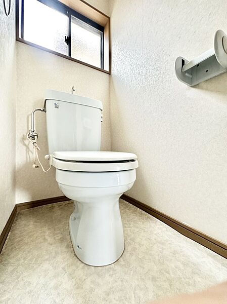 換気用小窓があり、明るく清潔な空間です。