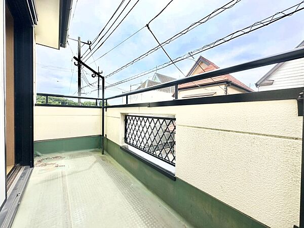 暖かな陽光が降り注ぐバルコニー。爽やかな風も心地よいです。