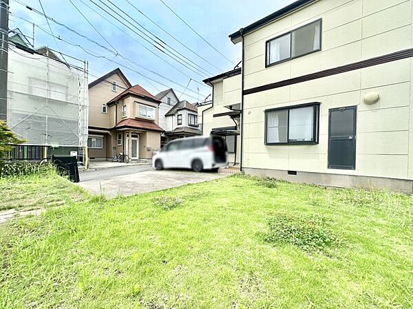 ガーデニングや家庭菜園も楽しめるお庭付き。