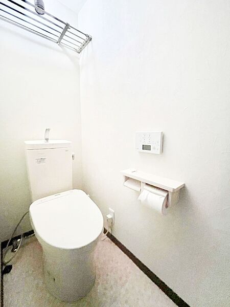トイレは清潔感のある白を基調とした落ち着ける空間に！